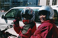 ���U����